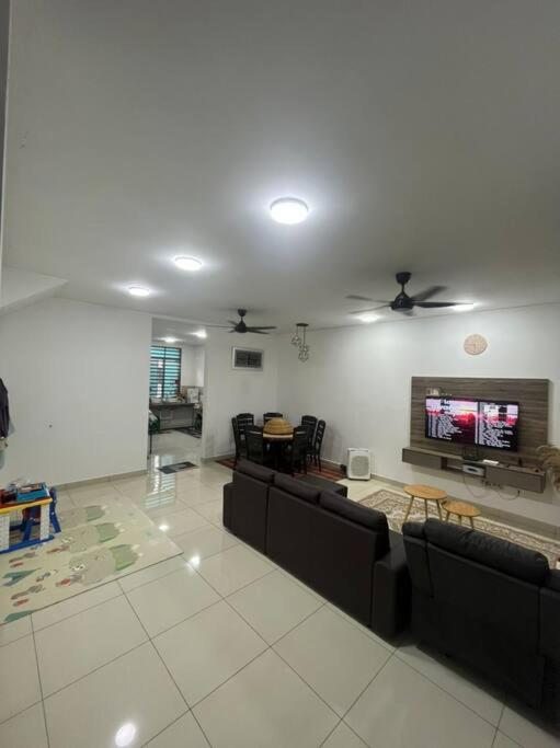 Hadeerna Homestay - Double Storey Terrace Chemor المظهر الخارجي الصورة